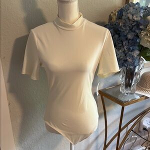 New York & Company Cream Fitted Short Sleeve Bodysuit